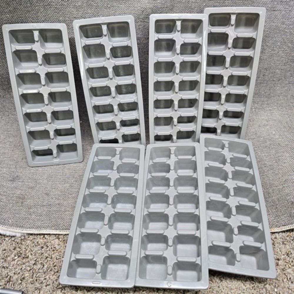 Ice Cube‎ Trays Set of 7 Grey Plastic 14-Slot Freezer Storage Good OS